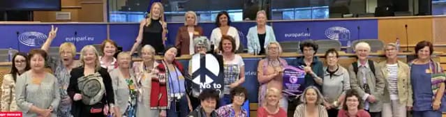 Veinte delegadas globales con 2 miembros del Parlamento Europeo La eurodiputada irlandesa Clare Daly y la eurodiputada alemana Özlem Demirel. Ann Wright.