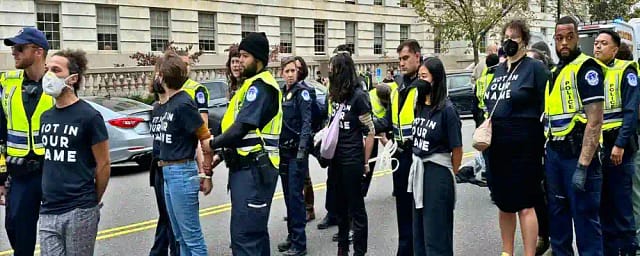 Judíos estadounidenses y aliados se alinean después de ser arrestados durante una protesta el 18 de octubre de 2023 que pedía un alto el fuego en Gaza en el Capitolio de EE. UU. en Washington, D.C. Ariel Gold/X.