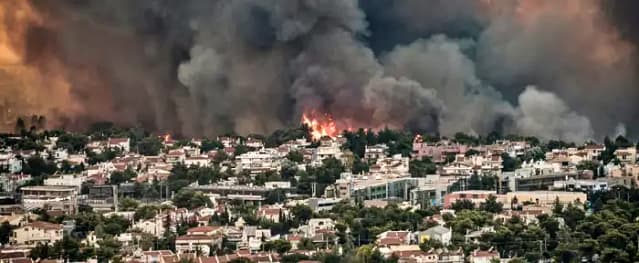 Foto de los incendios cercando Atenas