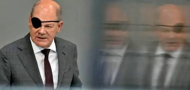 Foto de Olof Scholz con transparencias