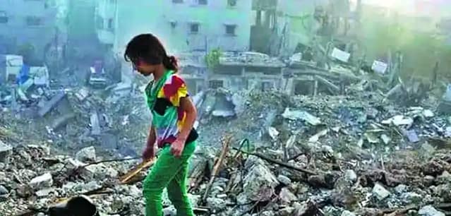 Niña palestina mirando entre los escombros de Gaza