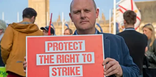 CONTRAATAQUE: Paul Nowak. Morning Star