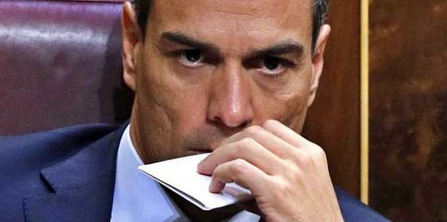 Foto de Pedro Sánchez con as en la manga