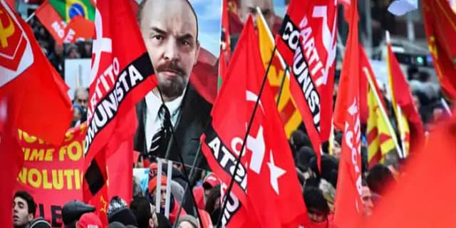 Montaje de banderas comunistas