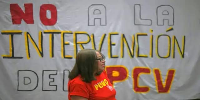 Cartel contra la intervención del PCV