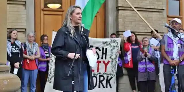 La presidenta de la OFL, Laura Walton, habla en una manifestación en apoyo de los estudiantes de la UofT el lunes 27 de mayo. (Foto: OFL / X)