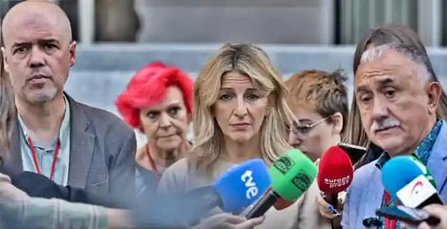 Foto de la Ministra de trabajo y dirigentes de CCOO y UGT