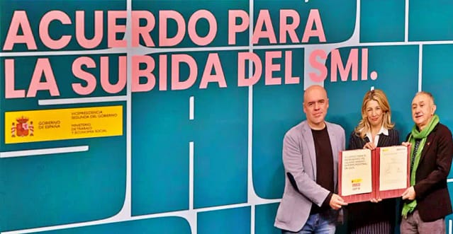 Ministra de trabajo y líderes de CCOO_UGT tan contentos con la subida del SMI