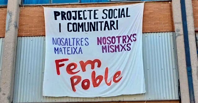 Cartel en Parque Alcosa sobre reconstrucción social