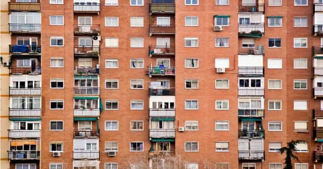 Edificio conejera de apartamentos modestos