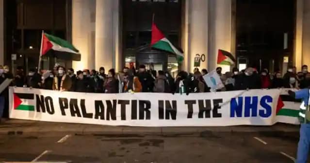 Trabajadores de la salud por una Palestina libre, muchos de ellos médicos en huelga, hacen un piquete en la empresa de inteligencia militar Palantir el 21 de diciembre de 2023 en Londres, Inglaterra. Guy Smallman / Getty Images.