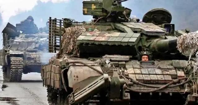 Foto de carros de combate desfilando