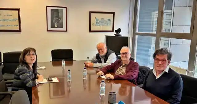 Foto de la reunión con la subdelegada de gobierno