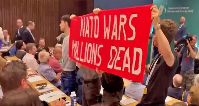 Activistas de CYM protestando en el Foro Consultivo sobre Política de Seguridad Internacional en la Universidad de Cork