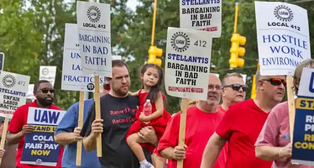 Trabajadores de Stellantis del Local 412 de Trabajadores Automotrices protestan frente a la sede de la compañía en Detroit el 20 de septiembre. Fotografía: Jim West, jimwestphoto.com.