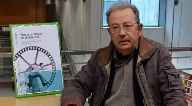 Foto de Albino Prada con su libro