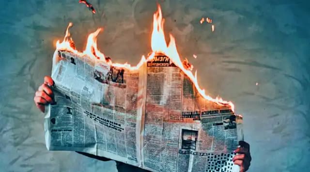 Montaje de periódico ardiendo