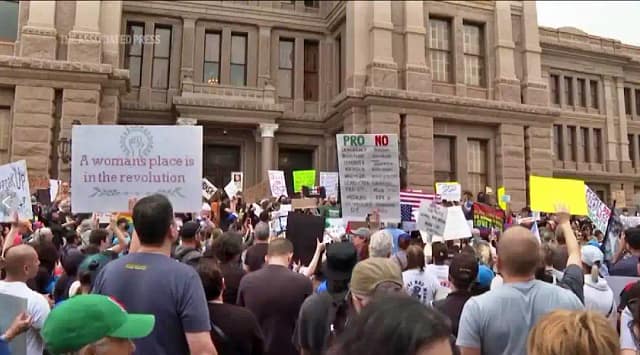 Los manifestantes reunidos frente al Capitolio de Estados Unidos para protestar por el cierre de USAID parecen cada vez más frustrados con los legisladores demócratas. El senador Tim Kaine, de Virginia, tomó el micrófono y describió cómo los demócratas planean luchar contra los cambios. | Rick Gentilo/AP
