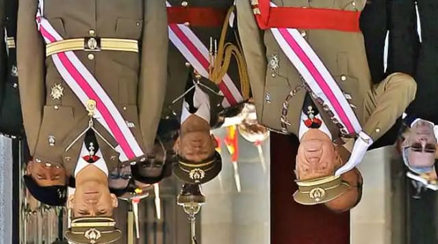 Fotos de los últimos reyes de España en su debida posición