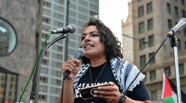 Eman Abdelhadi habla en la marcha de Cuerpos Contra las Leyes Injustas en Chicago el domingo 18 de agosto.Foto de Steel Brooks