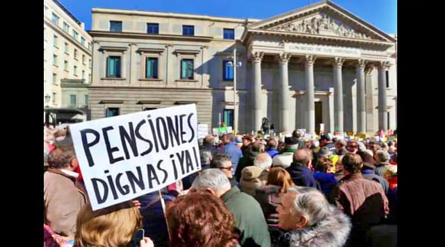 Concentración de pensionistas frente al congreso en 2024