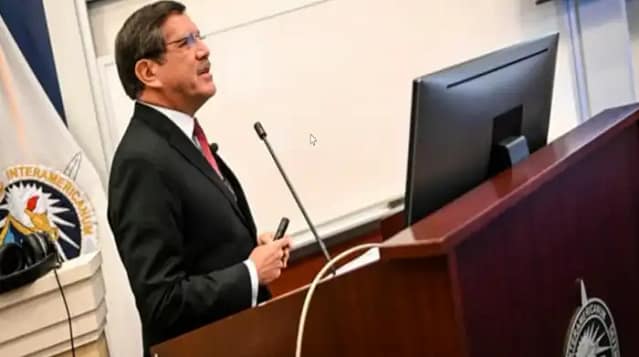 Foto del ministro peurano en sede de la OTAN