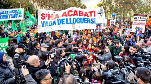 Los manifestantes sostienen una pancarta que dice "Basta, bajen los alquileres" durante una manifestación para exigir un mejor acceso a la vivienda en Barcelona, Catalunya.Josep Lago
