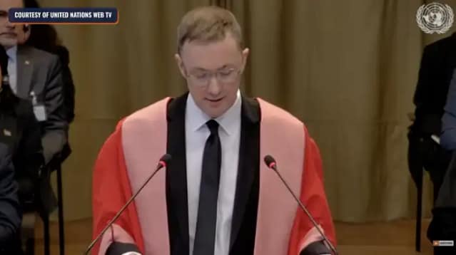 Foto del jurista Ralph Wilde ante el Tribunal del CIJ