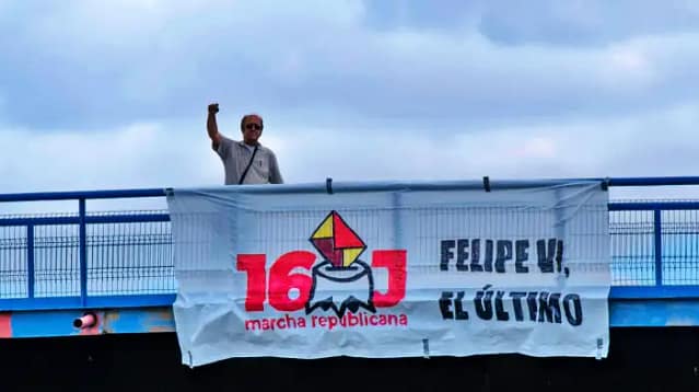 Pancarta pidiendo la salida de Felipe VI