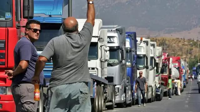 Camioneros bloquean el tráfico para protestar