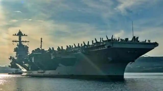 Foto de archivo portaviones en Mar Rojo