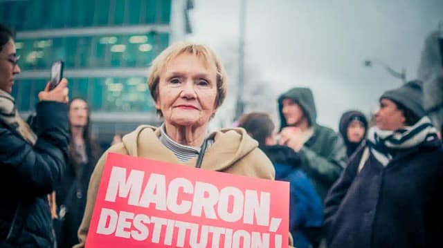 Foto de archivo de manifestante pidiendo dimisión de Macrón