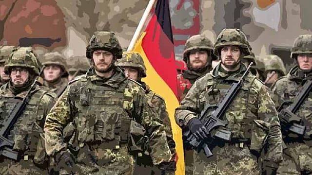 Soldados alemanes desfilando con la bandera