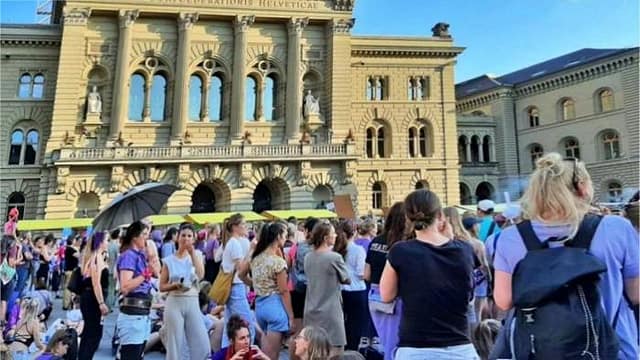 Marcha de mujeres ante el parlamento