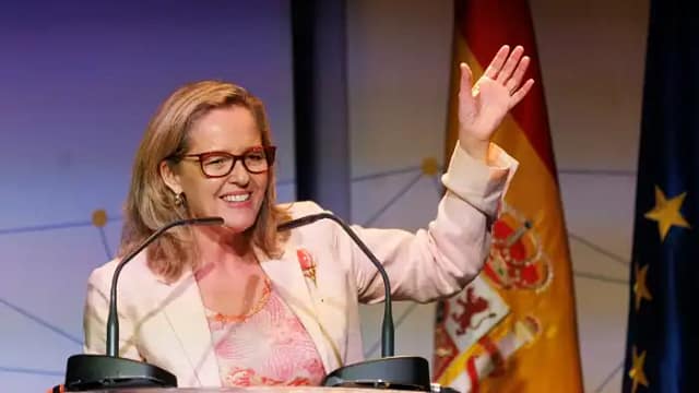 Ministra Nadia Calviño, auto-felicitándose
