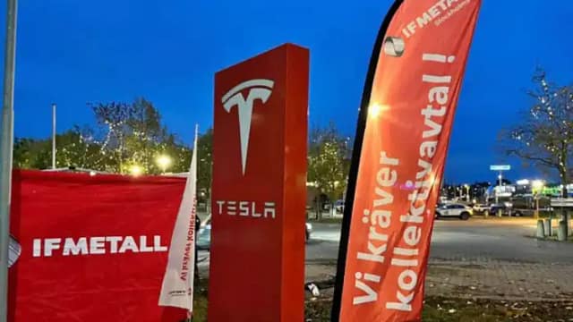"¡Exigimos un convenio colectivo!" —el mensaje a Tesla de IF Metall en el primer día de huelga el viernes pasado, frente a la oficina de la empresa en Estocolmo (IF Metall, sección de Estocolmo)