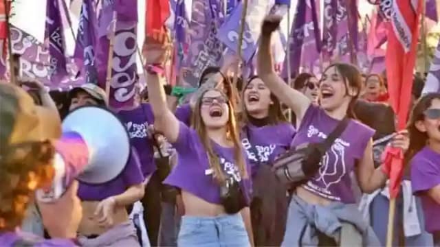 Manifestación feminista en argentina contra los recortes sociales
