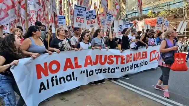 Gran movilización en Argentina contra los recortes del gobierno Milei