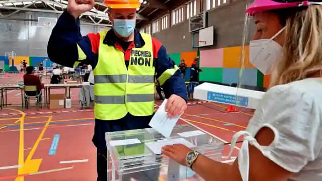 Foto de trabajador votando en elecciones gallegas