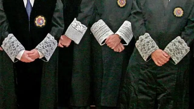 Togados con las manos cruzadas. Fake Justice