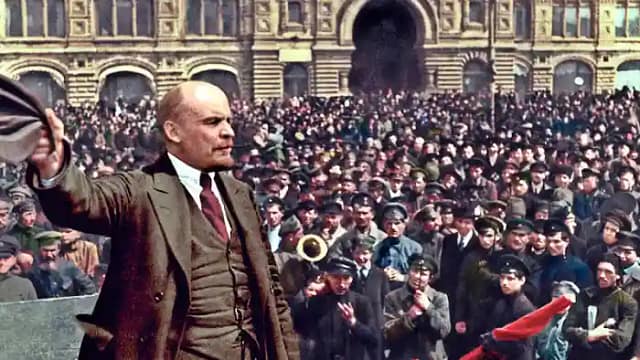 Lenin se dirige a los obreros rusos. Foto de archivo coloreada