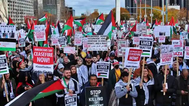 Miles participan en una manifestación propalestina en Detroit, Míchigan, 28 de octubre de 2023