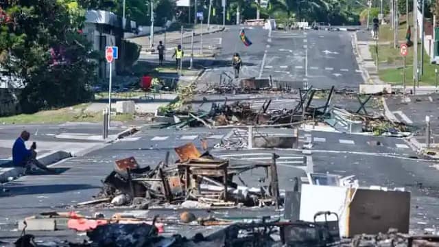 Avenida de Nueva Caledonia surcada de barricadas
