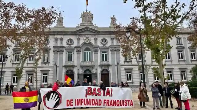 Pancarta contra la impunidad del franquismo