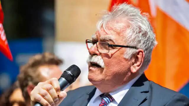 El diputado comunista André Chassaigne habla durante una manifestación contra el proyecto de fusión de las radiodifusoras públicas, Place Colette en París, el 23 de mayo de 2024. © Antonin Utz, AFP