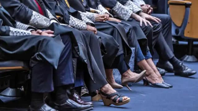 Foto de magistrados sentados en el tribunal