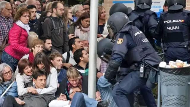 Foto de la represión de la policía manifestación por el referéndum catalán