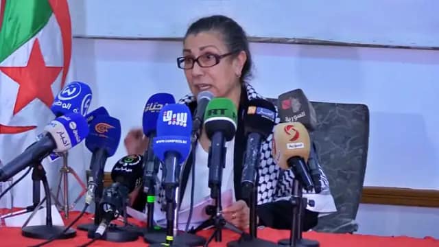 Foto: comparecencia de Louisa Hanoune (PT) para leer el comunicado adjunto