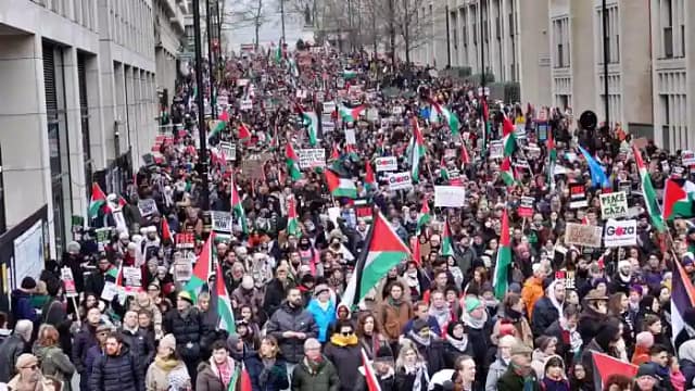 Cientos de miles de personas marchan por el centro de Londres en protesta por el genocidio de Gaza y la participación del Reino Unido en el bombardeo de Yemen, 14 de enero de 2024.