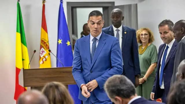 El presidente del Gobierno, Pedro Sánchez, tras su comparecencia en Dakar (Senegal) EFE